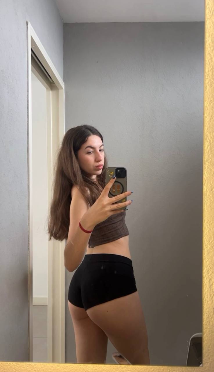 Amber in her underwear in Sonnam