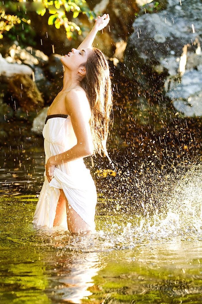 Marie Avgeropoulos in Sonnam