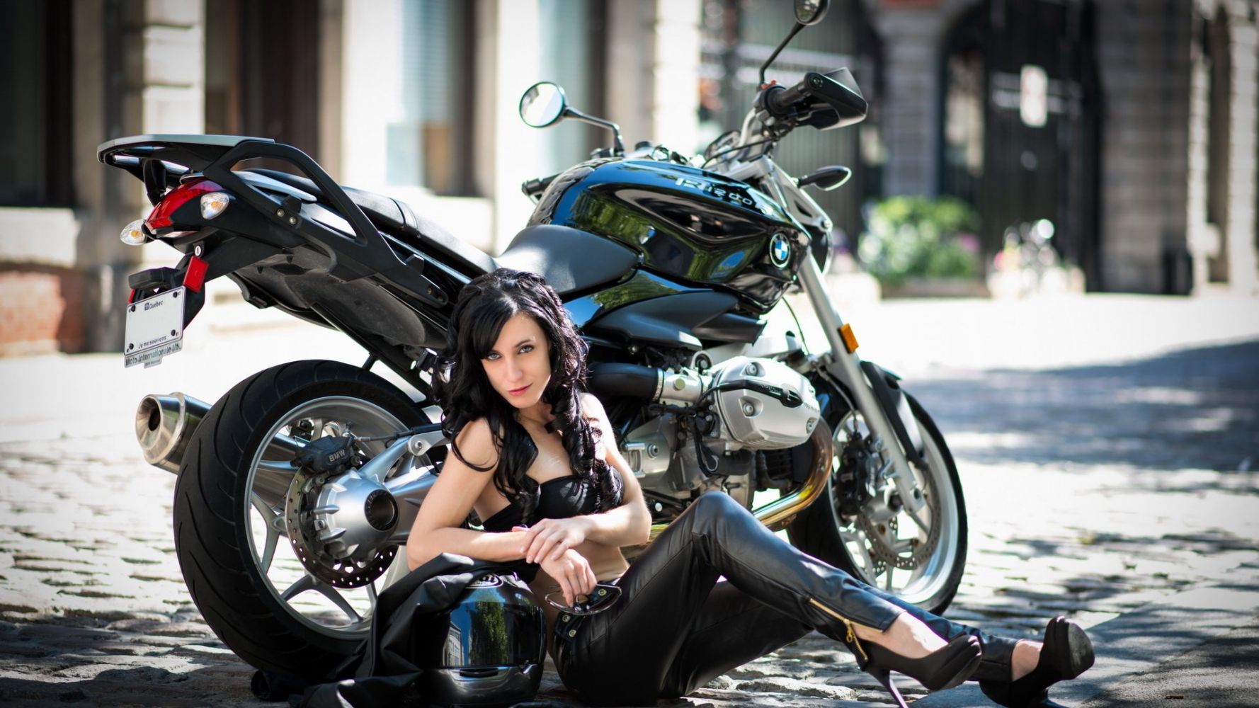 European women on bikes in Sonnam