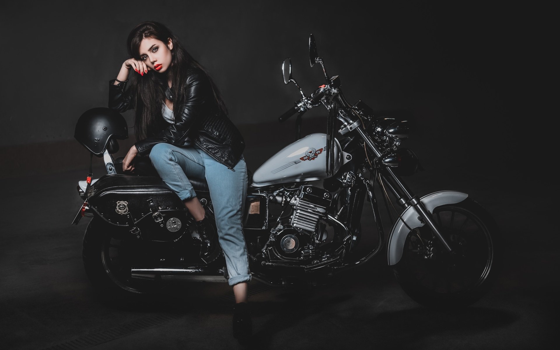 Biker girls: style and drive in Sonnam