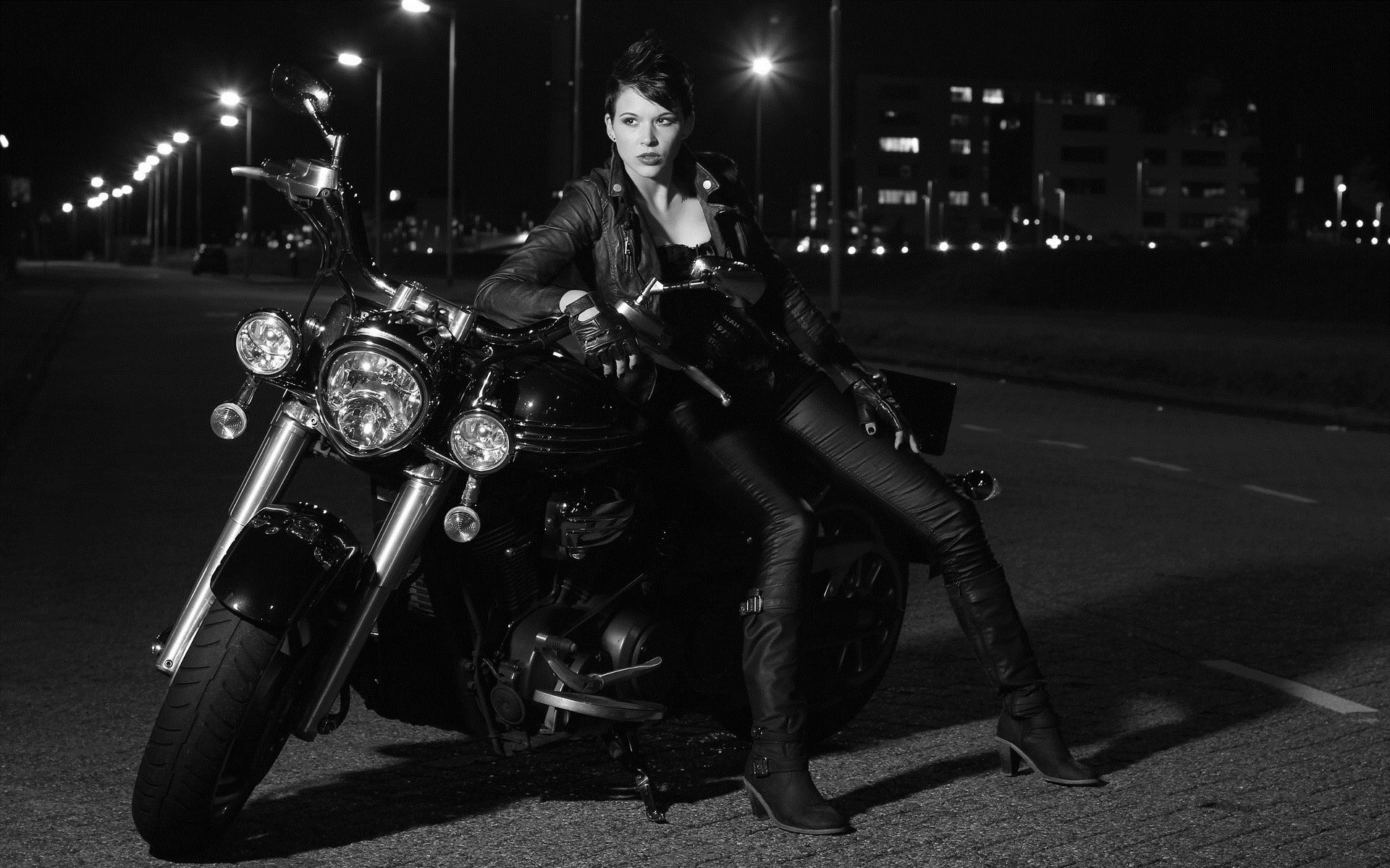 Photo Beautiful girls and motorcycles in Sonnam
