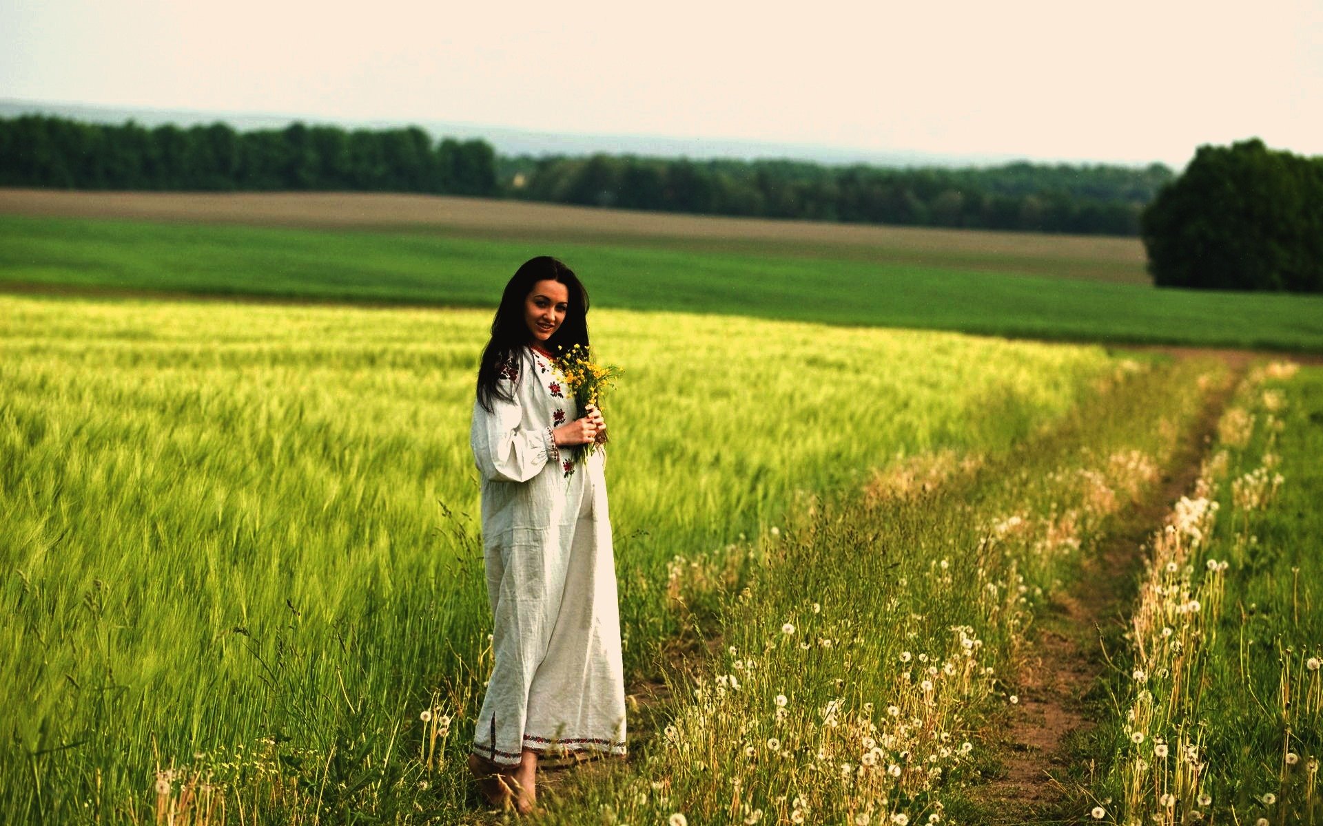 Women in Slavic costumes in Sonnam