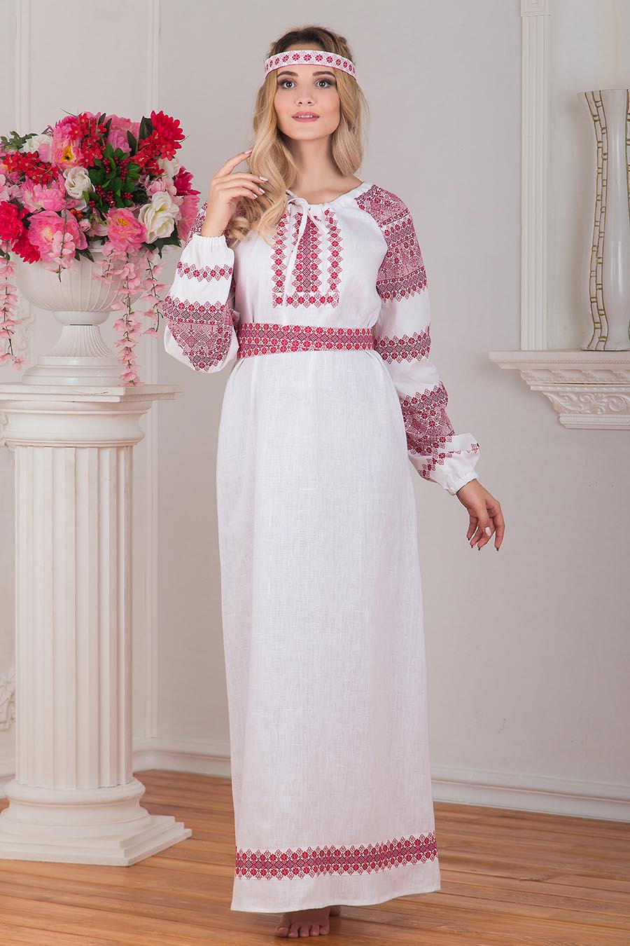 Women in Slavic costumes in Sonnam