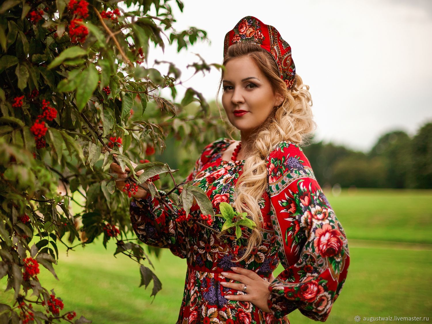 Women in Slavic costumes in Sonnam