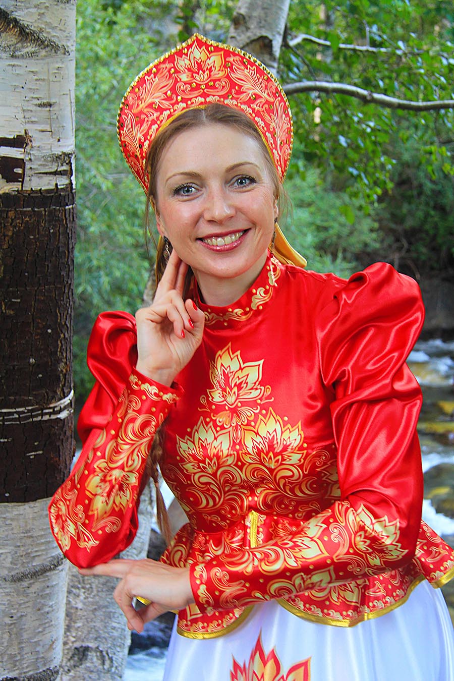 Women in Slavic costumes in Sonnam