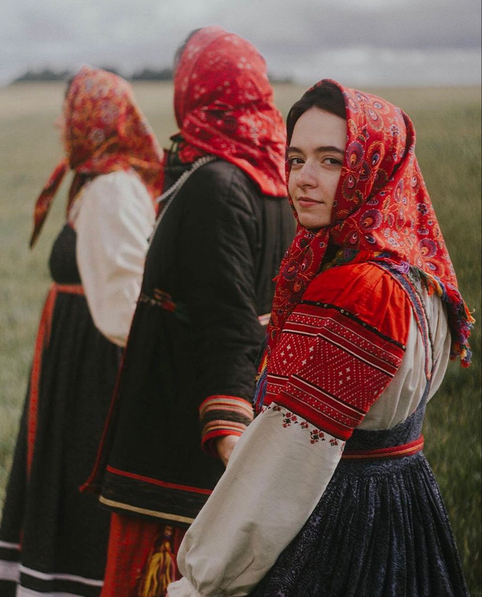 Women in Slavic costumes in Sonnam