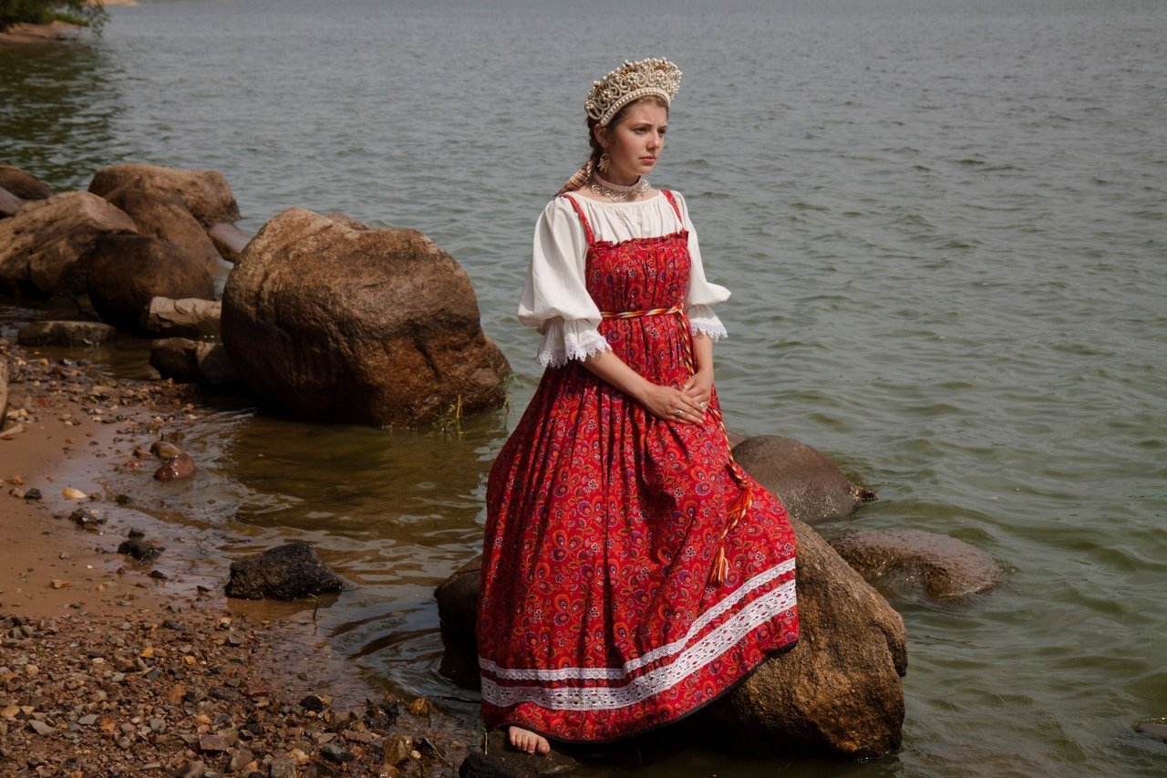 Women in Slavic costumes in Sonnam