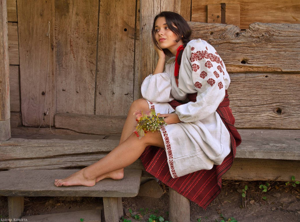 Women in Slavic costumes in Sonnam