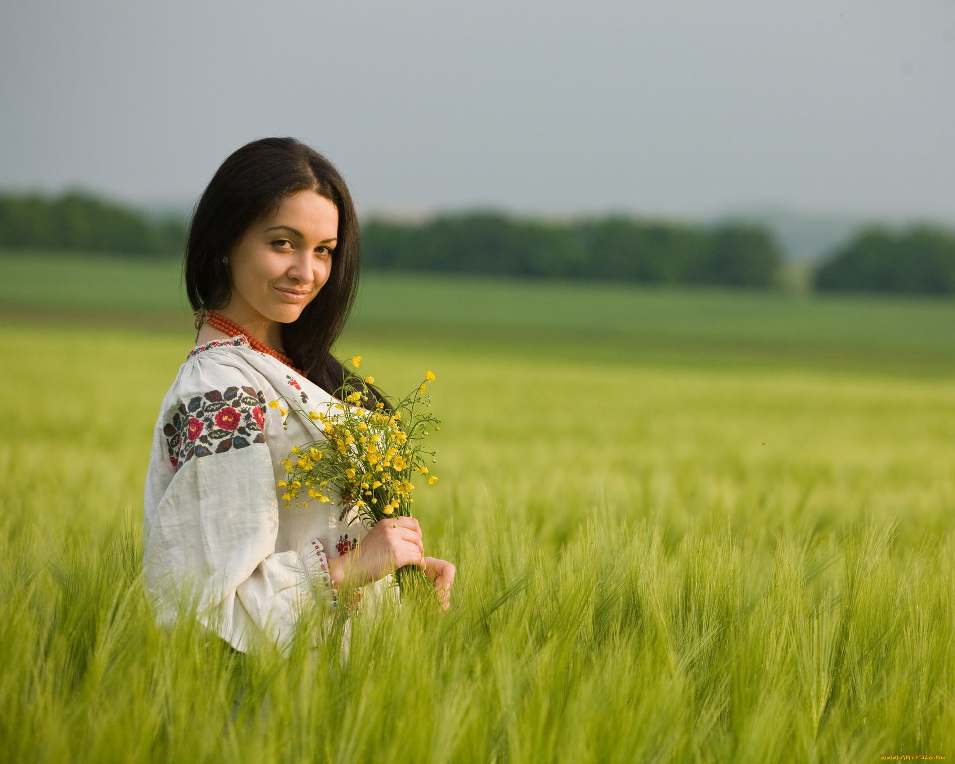 Women in Slavic costumes in Sonnam