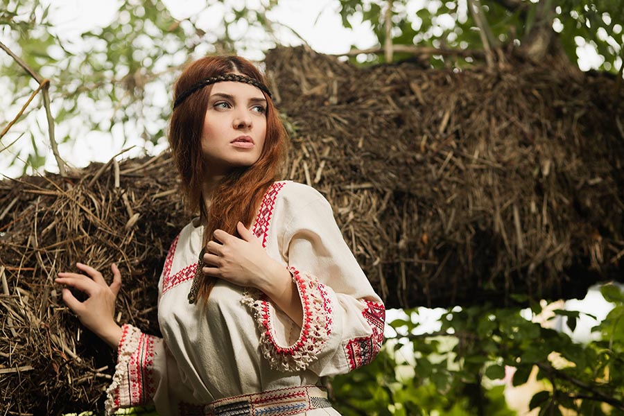 Women in Slavic costumes in Sonnam