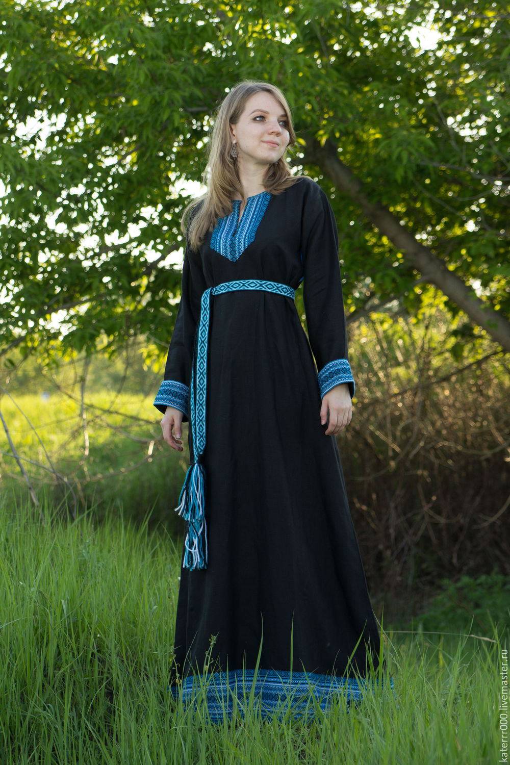 Women in Slavic costumes in Sonnam