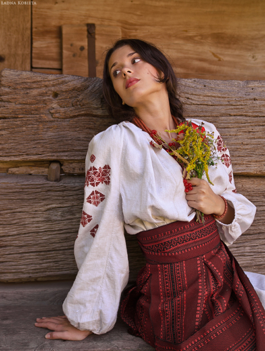 Girls in Slavic costumes in Sonnam