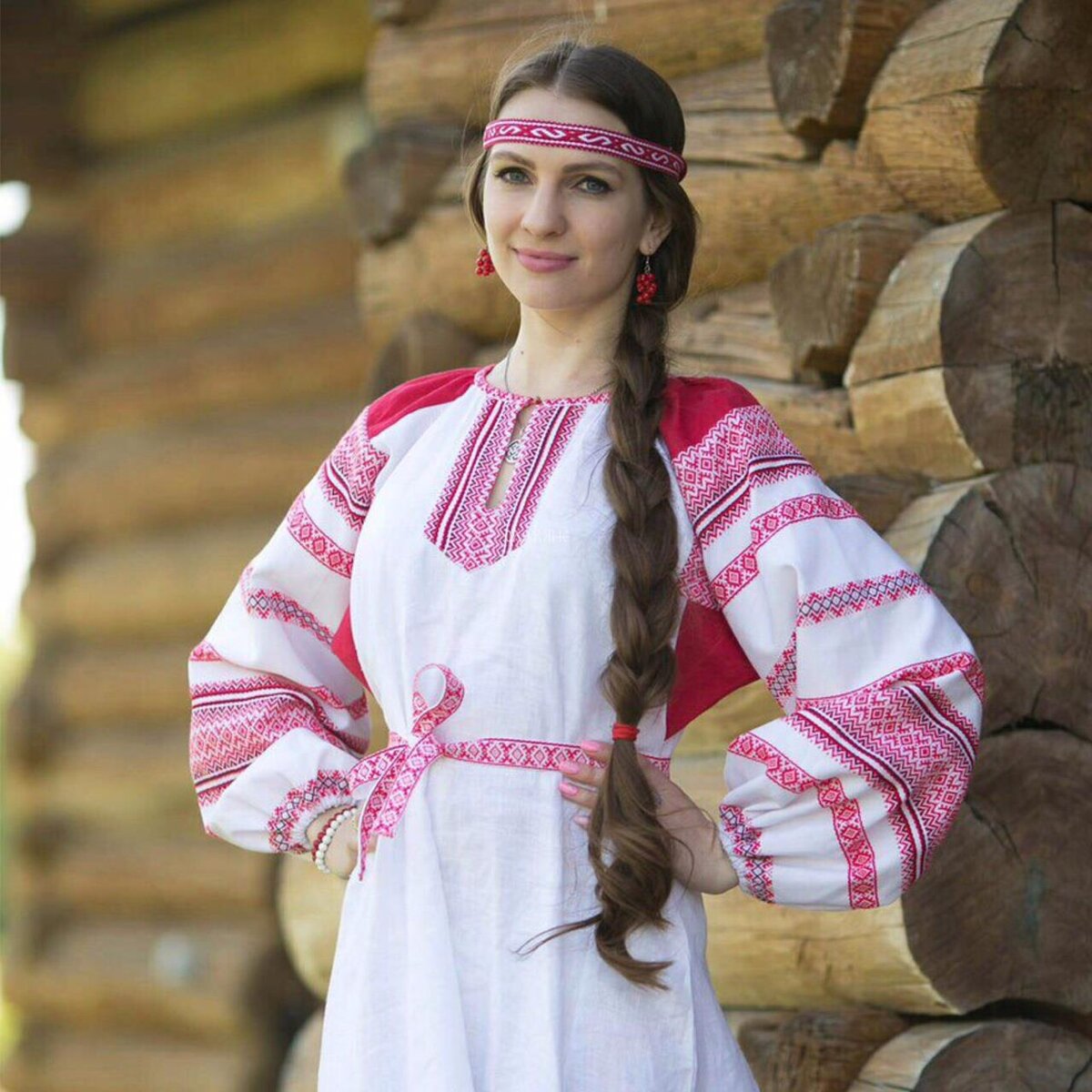 Girls in Slavic costumes in Sonnam