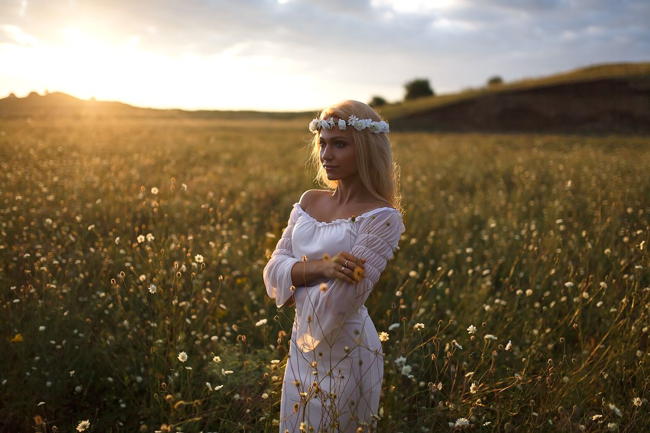 Girls in Slavic costumes in Sonnam