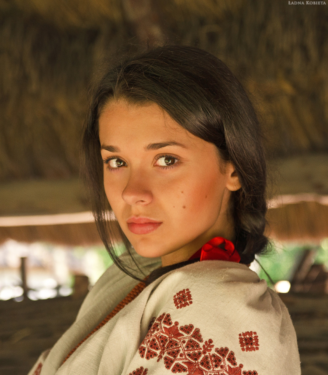 Girls in Slavic costumes in Sonnam