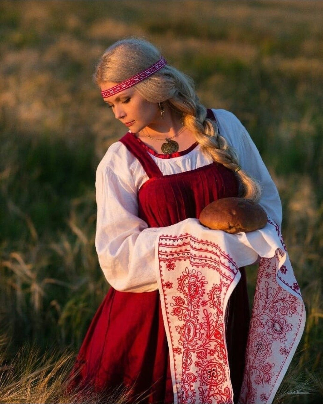 Girls in Slavic costumes in Sonnam