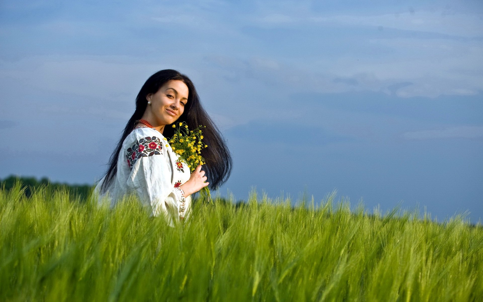 Girls in Slavic costumes in Sonnam