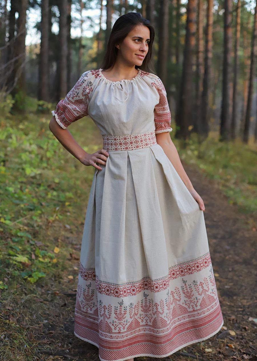 Girls in Slavic costumes in Sonnam