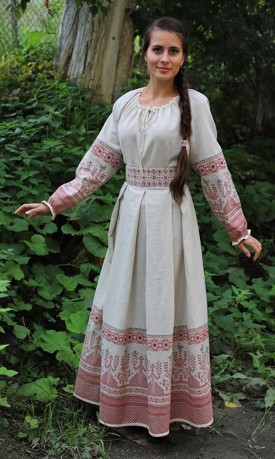 Girls in Slavic costumes in Sonnam