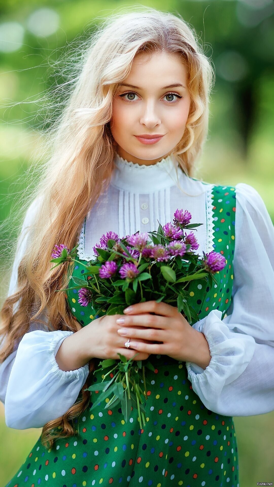 Girls in Slavic costumes in Sonnam