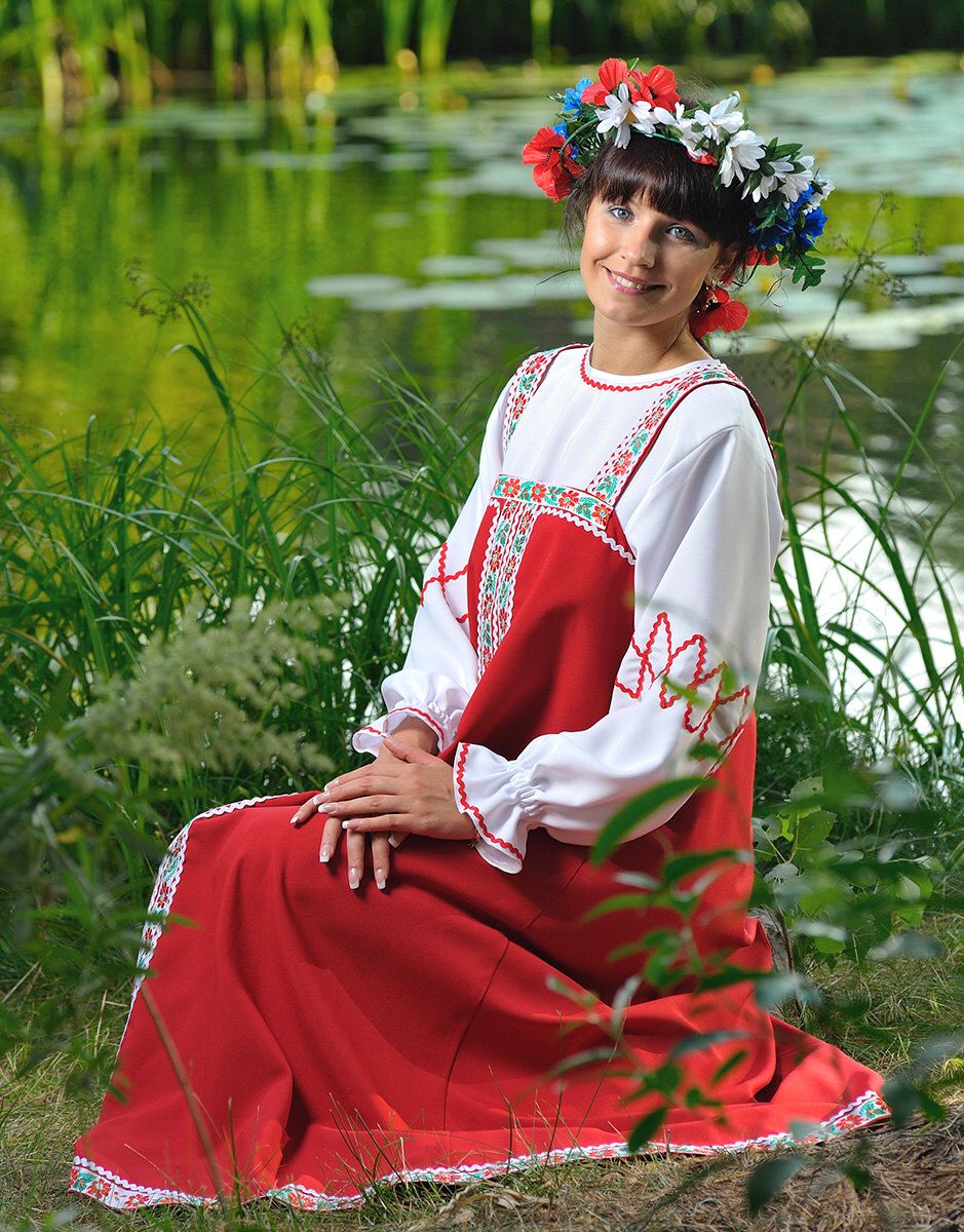 Beautiful girl Girls in Slavic costumes in Sonnam
