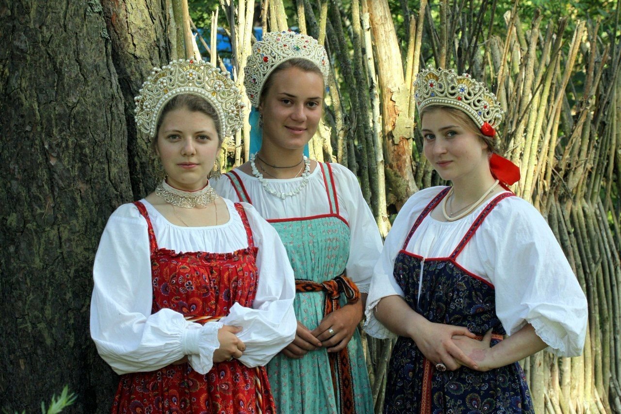 Sexy model Girls in Slavic costumes in Sonnam
