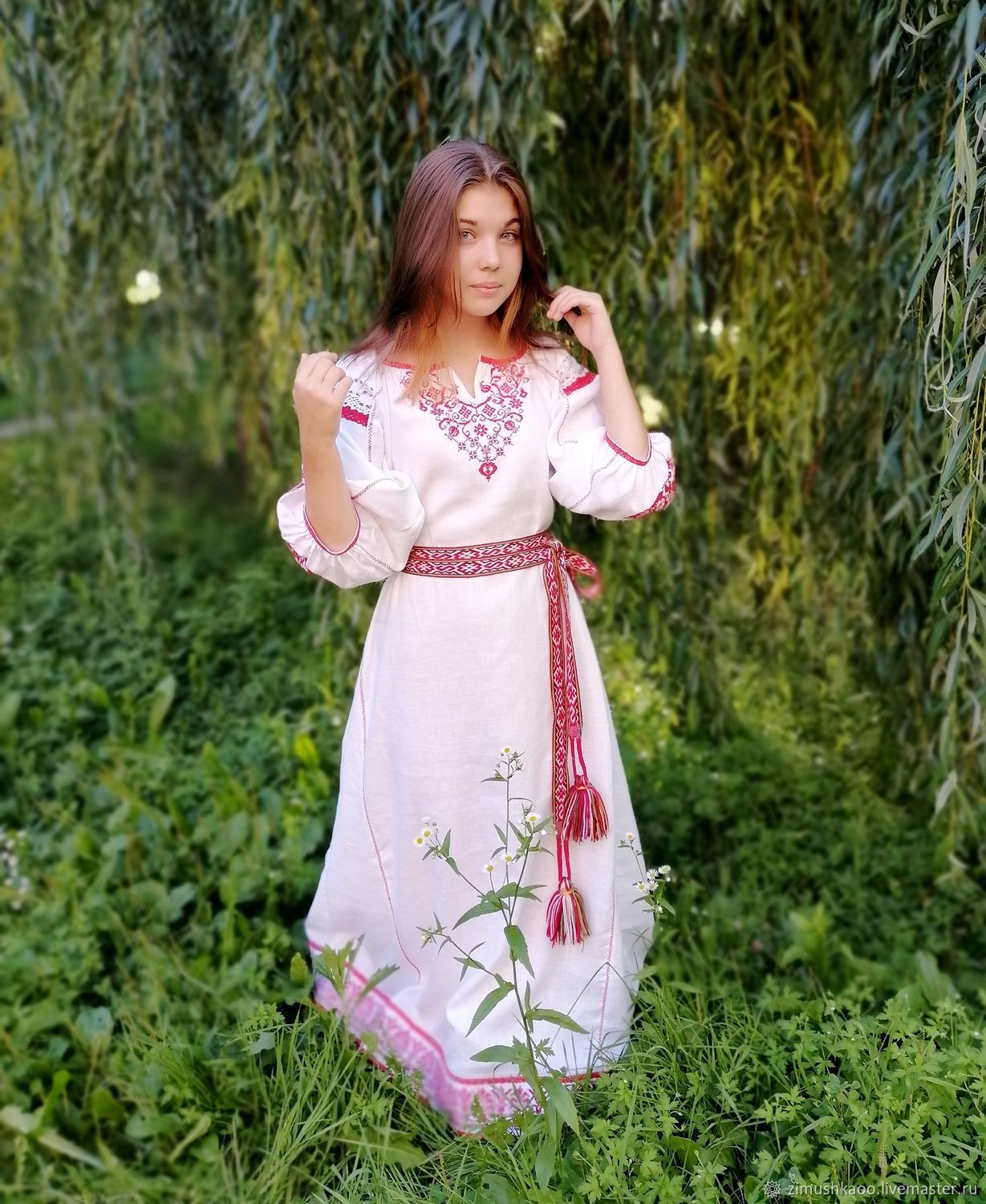 Girl Girls in Slavic costumes in Sonnam